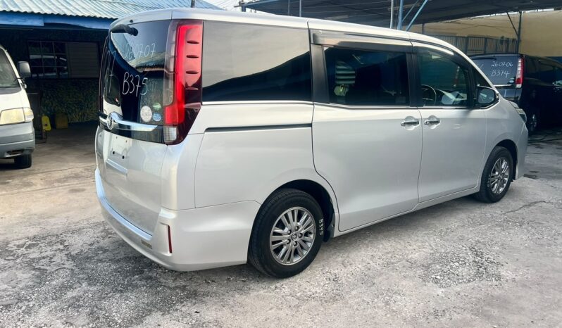 2017 Toyota Esquire full